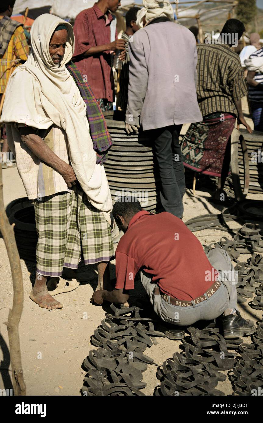 Mann, der Gummisandalen auf dem Bati-Markt in der Amhara-Region, Äthiopien, probiert Stockfoto