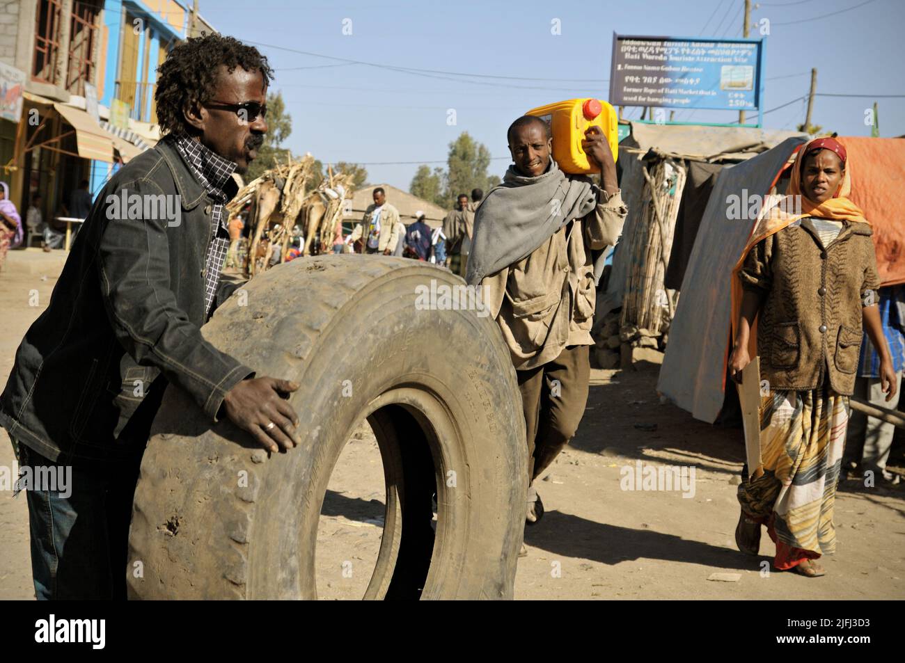 Geschäftsmann mit einem abgenutzten Reifen auf dem Bati-Markt in der Amhara-Region, Äthiopien Stockfoto