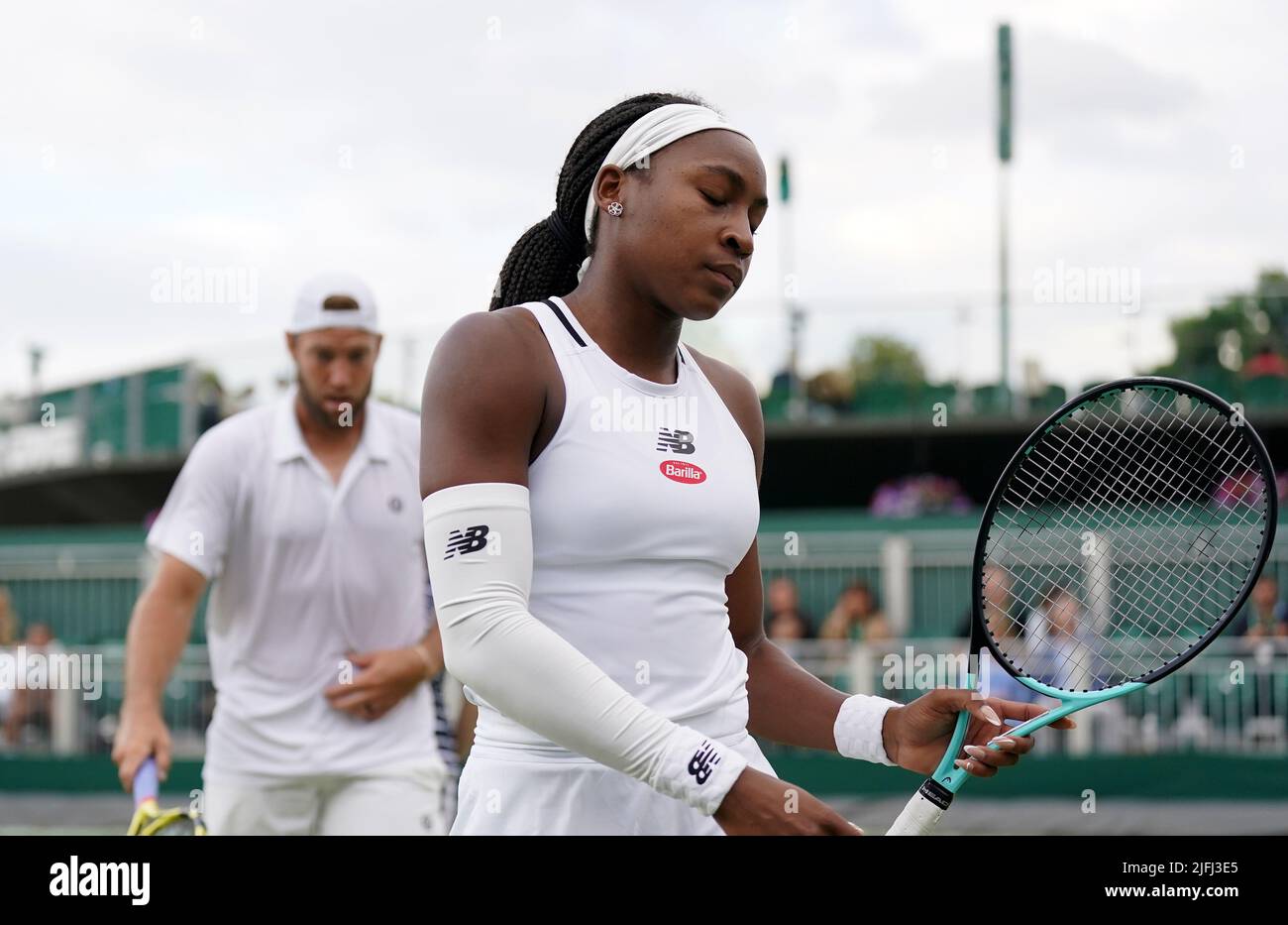 Die USA Coco Gauff und Jack Sock (nicht abgebildet) im Einsatz gegen den französischen Nicolas Mahut und den chinesischen Shuai Zhang am siebten Tag der Wimbledon Championships 2022 beim All England Lawn Tennis and Croquet Club in Wimbledon. Bilddatum: Sonntag, 3. Juli 2022. Stockfoto