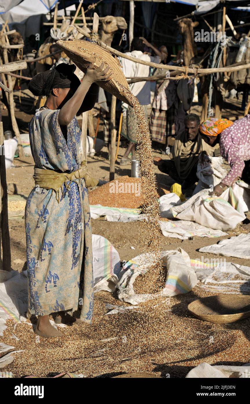 Frau mit einem Korb Getreide auf dem Bati-Markt, Amhara Region, Äthiopien Stockfoto