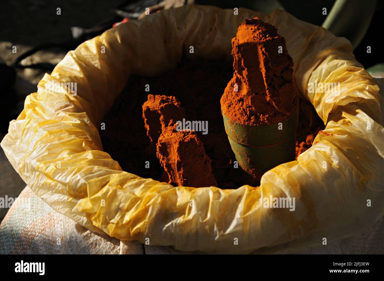Orange-rotes Gewürz in einer Tüte auf dem Bati-Markt, Amhara Region, Äthiopien Stockfoto