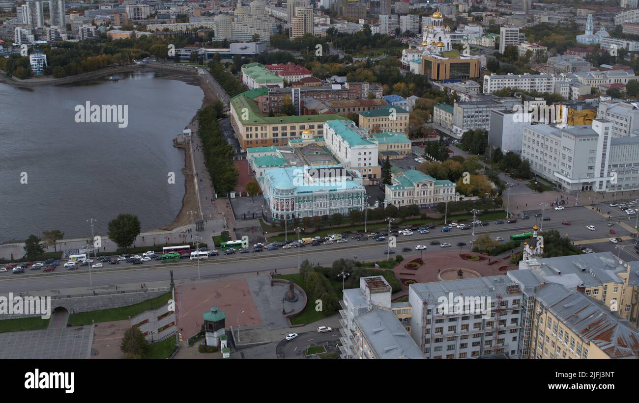 Böschung des zentralen Teiches und Plotinka, dem historischen Zentrum der Stadt Jekaterinburg, Russland. Archivmaterial. Luftaufnahme einer Sommerstadt Stockfoto