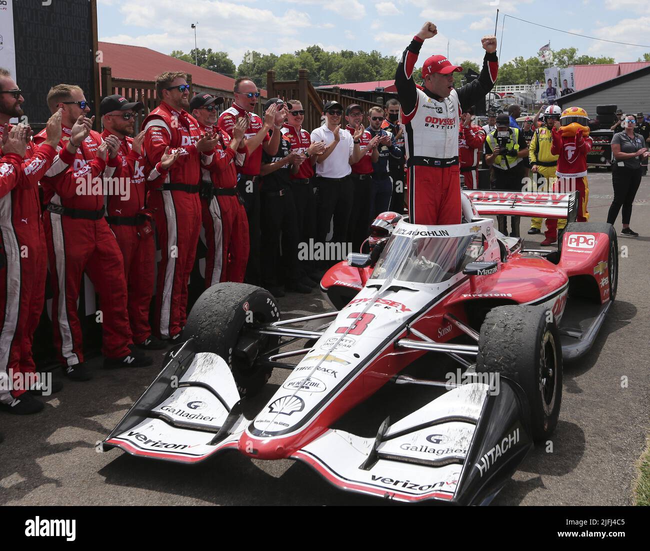 Akron, Usa. 03.. Juli 2022. Scott McLaughlin (3) feiert am Sonntag, den 3. Juli 2022, den Gewinn des Honda 200 auf dem Mid Ohio Sports Course in Lexington, Ohio. Foto von Aaron Josefczyk/UPI Credit: UPI/Alamy Live News Stockfoto