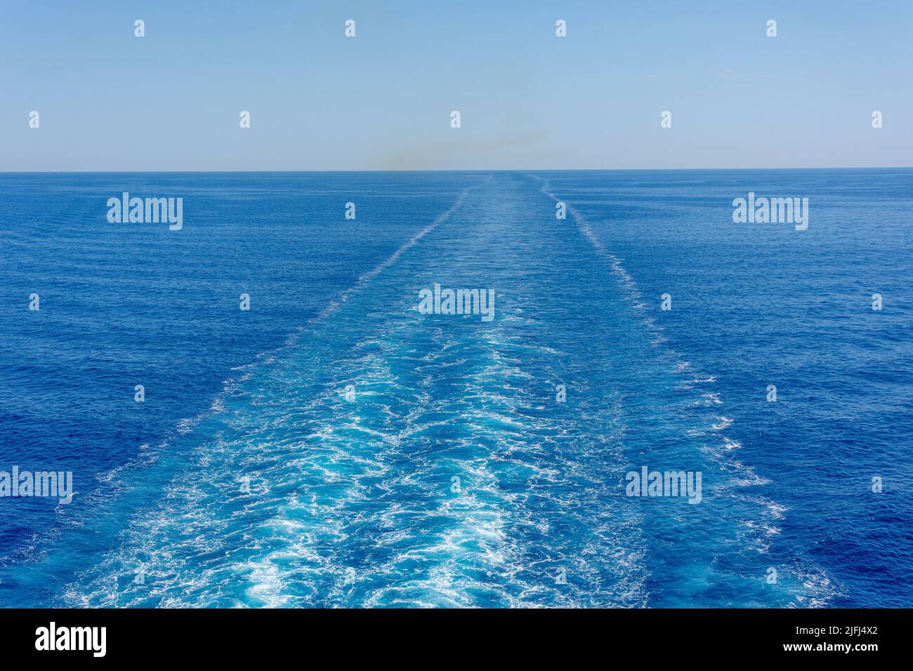 Blick auf das Wake vom Achterdeck des Marella Explorer-Kreuzfahrtschiffs, Adria, Mittelmeer, Europa Stockfoto