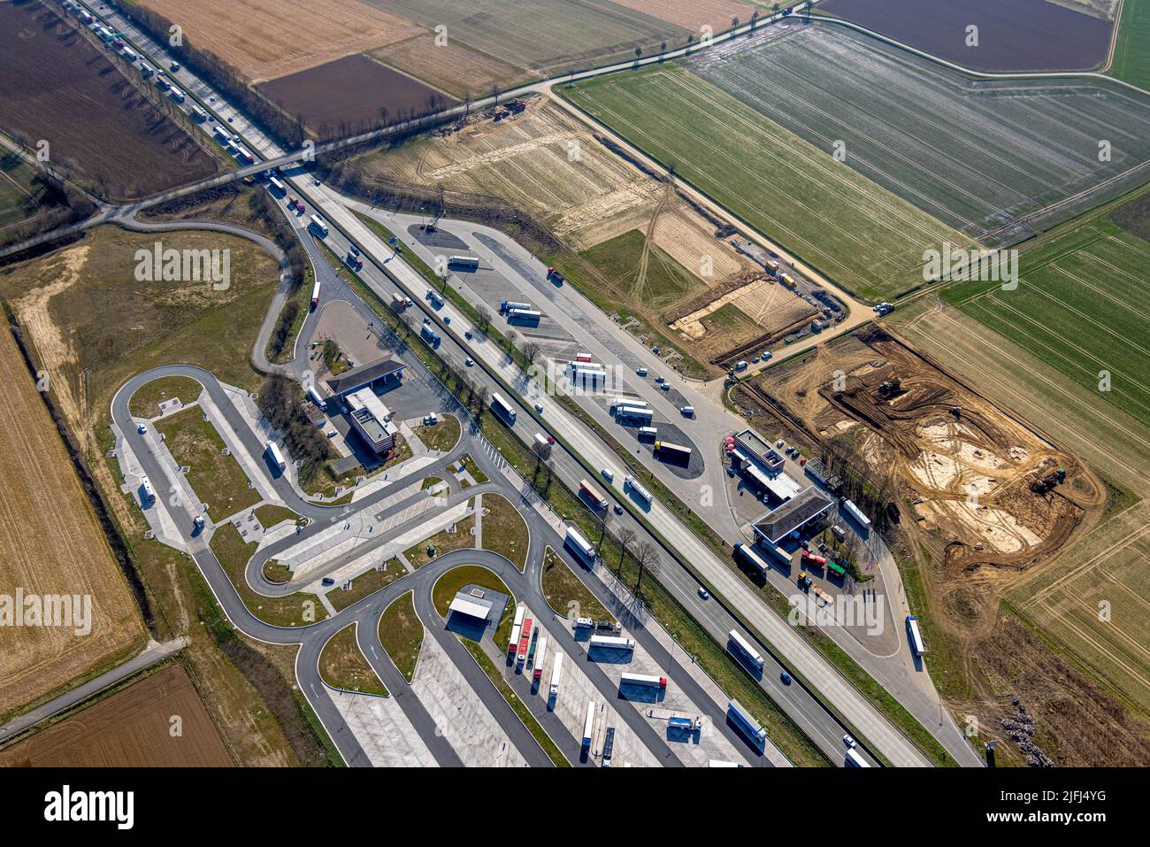 Luftaufnahme, Autobahndienstreffplatz am Haarstrang auf der Autobahn A44, LKW-Parken, Pausenzeiten, Pause, Ruhezeiten für LKW-Fahrer, Westbüderich, We Stockfoto