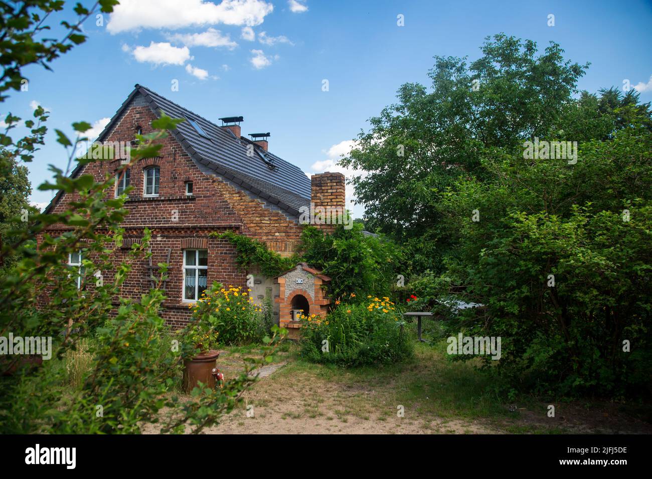 Altes rotes Backsteinhaus, Lausitz, Deutschland Stockfoto