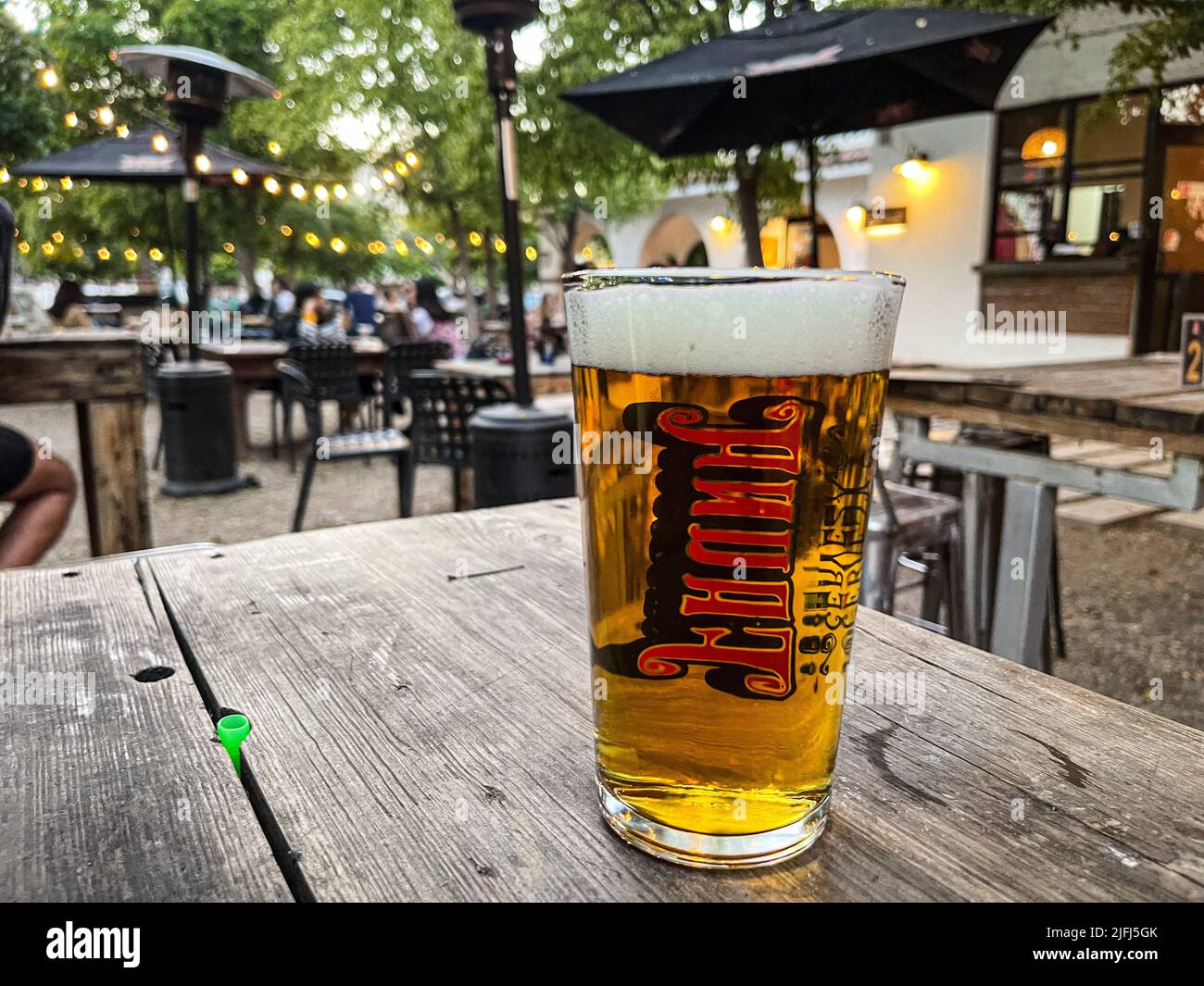 Glas mit Craft-Bier von Cerveceria Fauna hellbernsteinfarben, auf Holztisch in Hermosillo, Mexiko. © (Foto von Luis Gutierrez/Norte Photo) Vaso de cristal con cerveza artesanal de cerveceria fauna color clara color ambar, sobre mesa de madera en Hermosillo, Mexiko. © (Foto von Luis Gutierrez/Norte Photo) Stockfoto