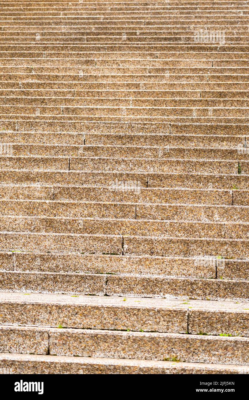 Stufen einer Steintreppe mit geometrischen Linien aus der Nähe. Konzept der Karriere und schwierige Beförderung nach oben. Konzeptionelle Sicht Stockfoto