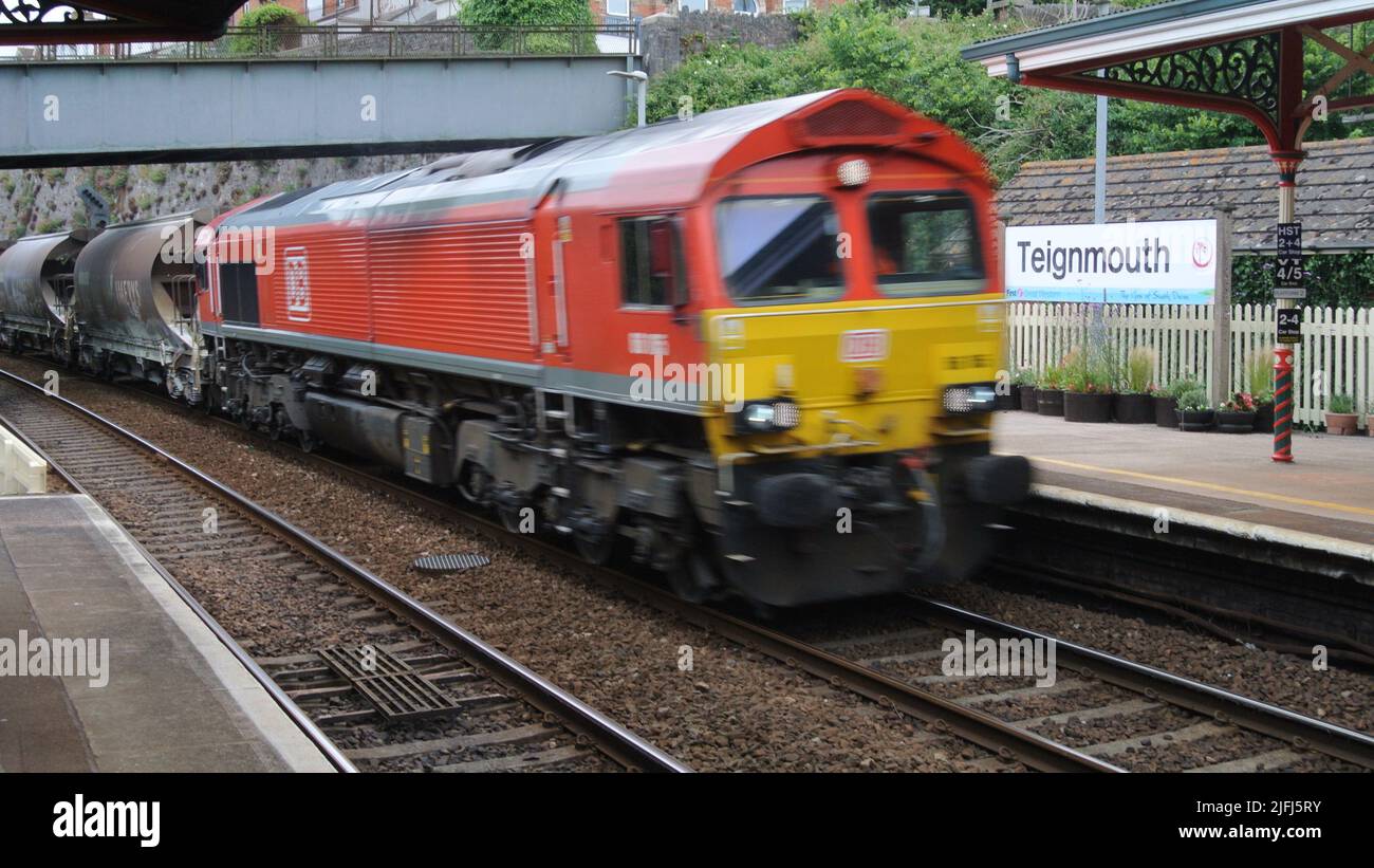 Eine Diesellokomotive der Klasse 66, betrieben von DB Schenker UK, im Bahnhof Teignmouth, Devon, England, Großbritannien. Stockfoto