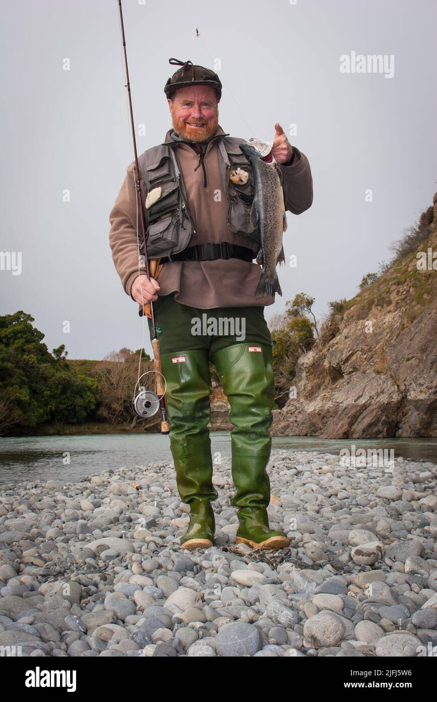Ein Blick auf das Leben in Neuseeland: Fliegenfischen auf Forellen im Hurunui River. Fangen und kochen Sie Wildfische. Stockfoto