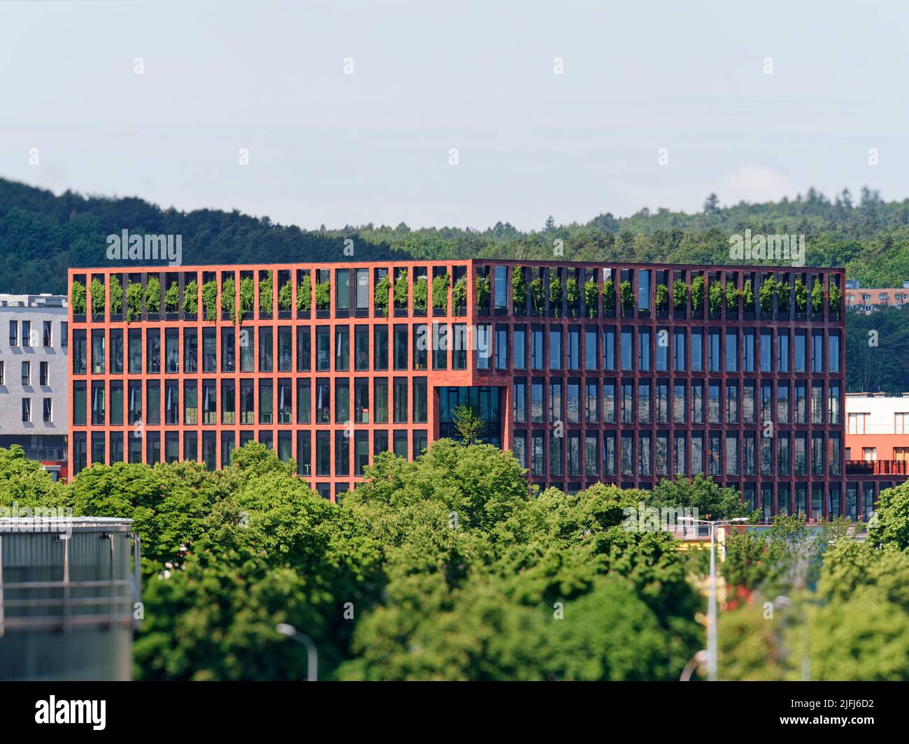 Bürogebäude umgeben von Bäumen Stockfoto