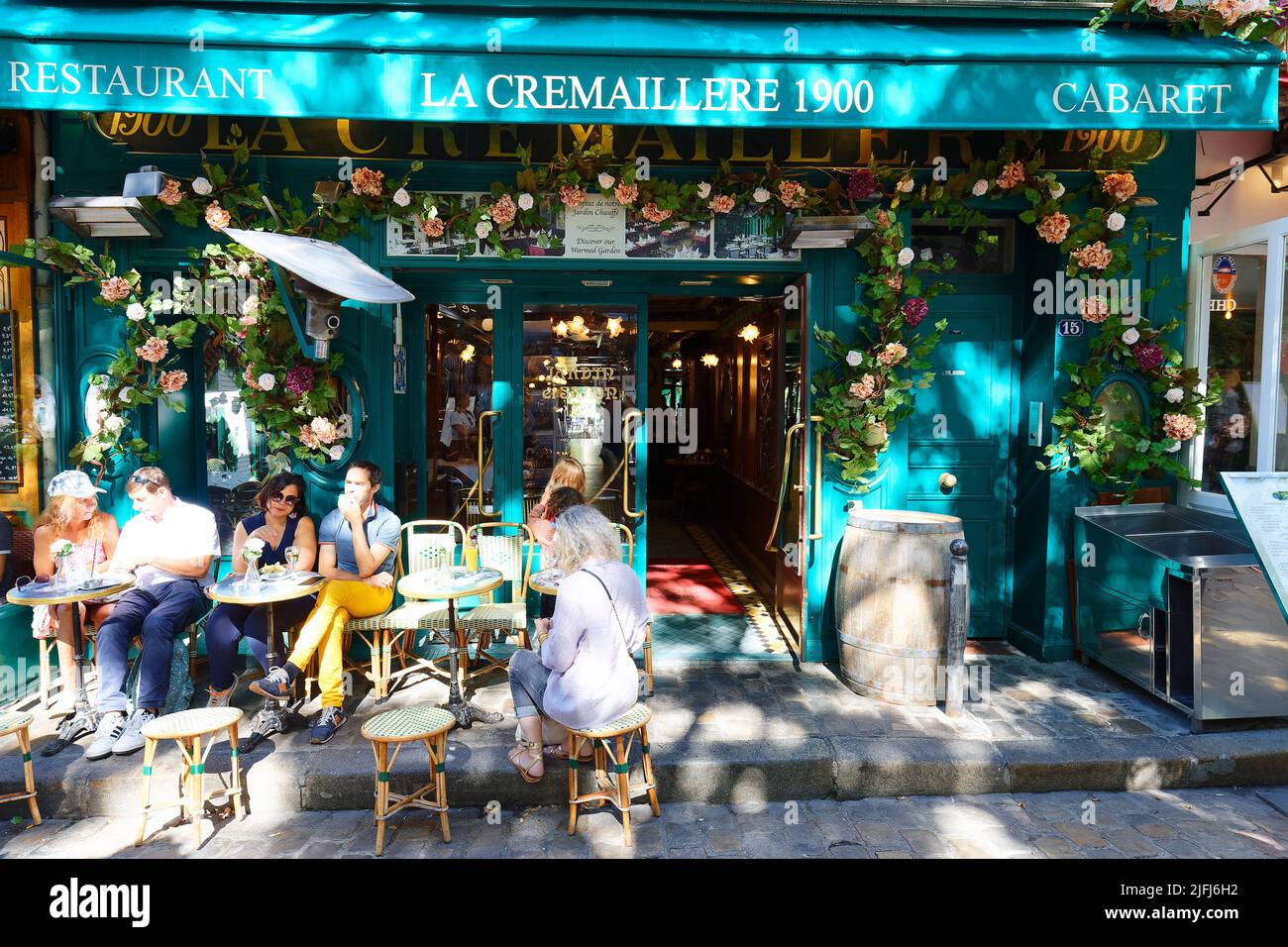Das traditionelle französische Restaurant La Cremaillere 1900 dekoriert an sonnigen Tagen. Es befindet sich in Montmartre im 18.. Bezirk von Paris, Frankreich. Stockfoto