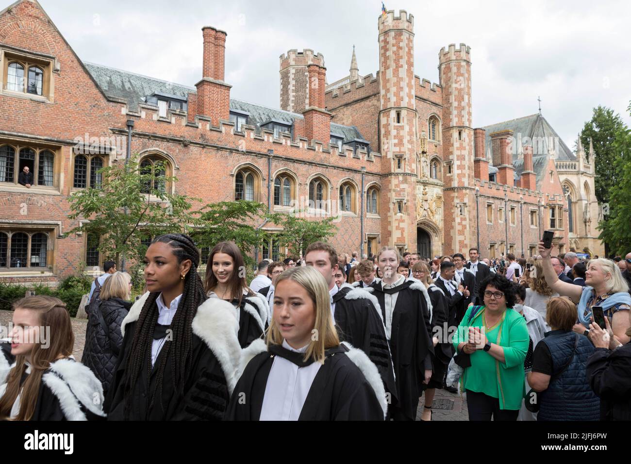 Cambridge-Absolventen des Trinity College verlassen ihr College, um an der Abschlussfeier heute Morgen im Senatshaus teilzunehmen. Bild aufgenommen am 29.. Juni Stockfoto
