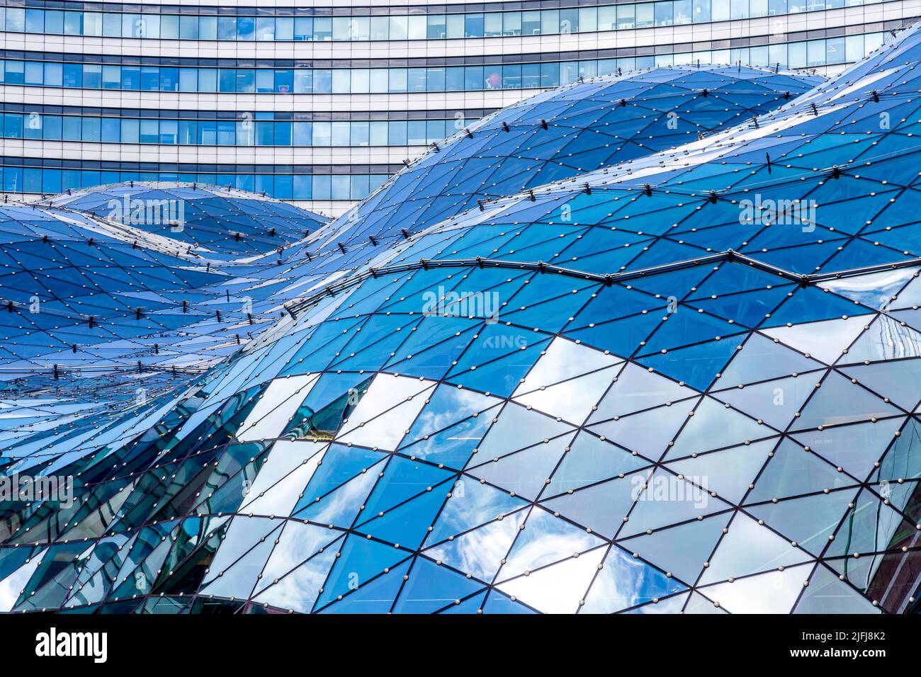 Wellenförmiges Glasdach des modernen Gebäudes des Einkaufszentrums Zlote Tarasy, Warschau, Mazowieckie, Polen Stockfoto