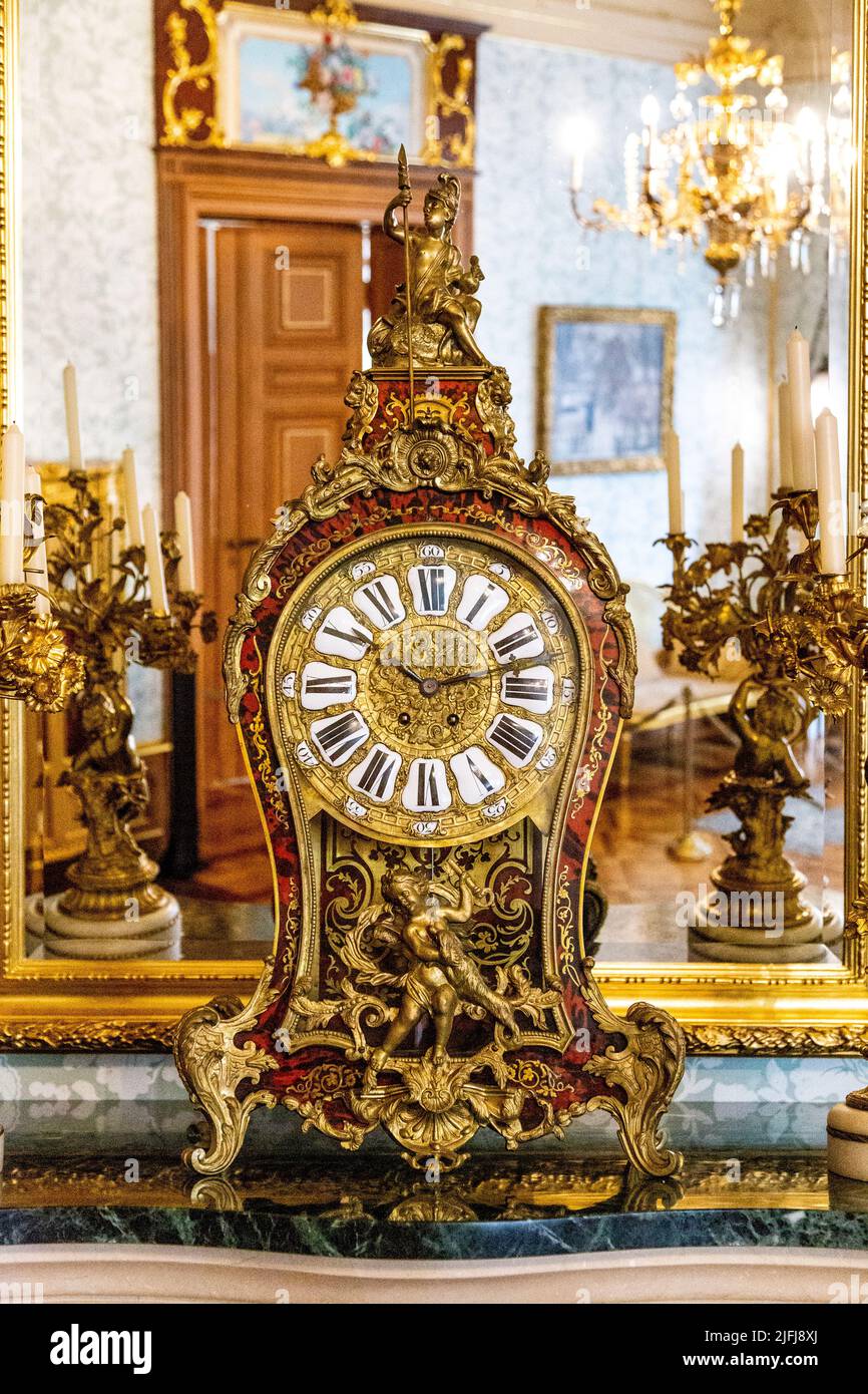 Kunstvolle goldene Uhr, Spiegel und Kamin im Herbst Palace Museum (Muzeum Pałac Herbsta), Lodz, Polen Stockfoto