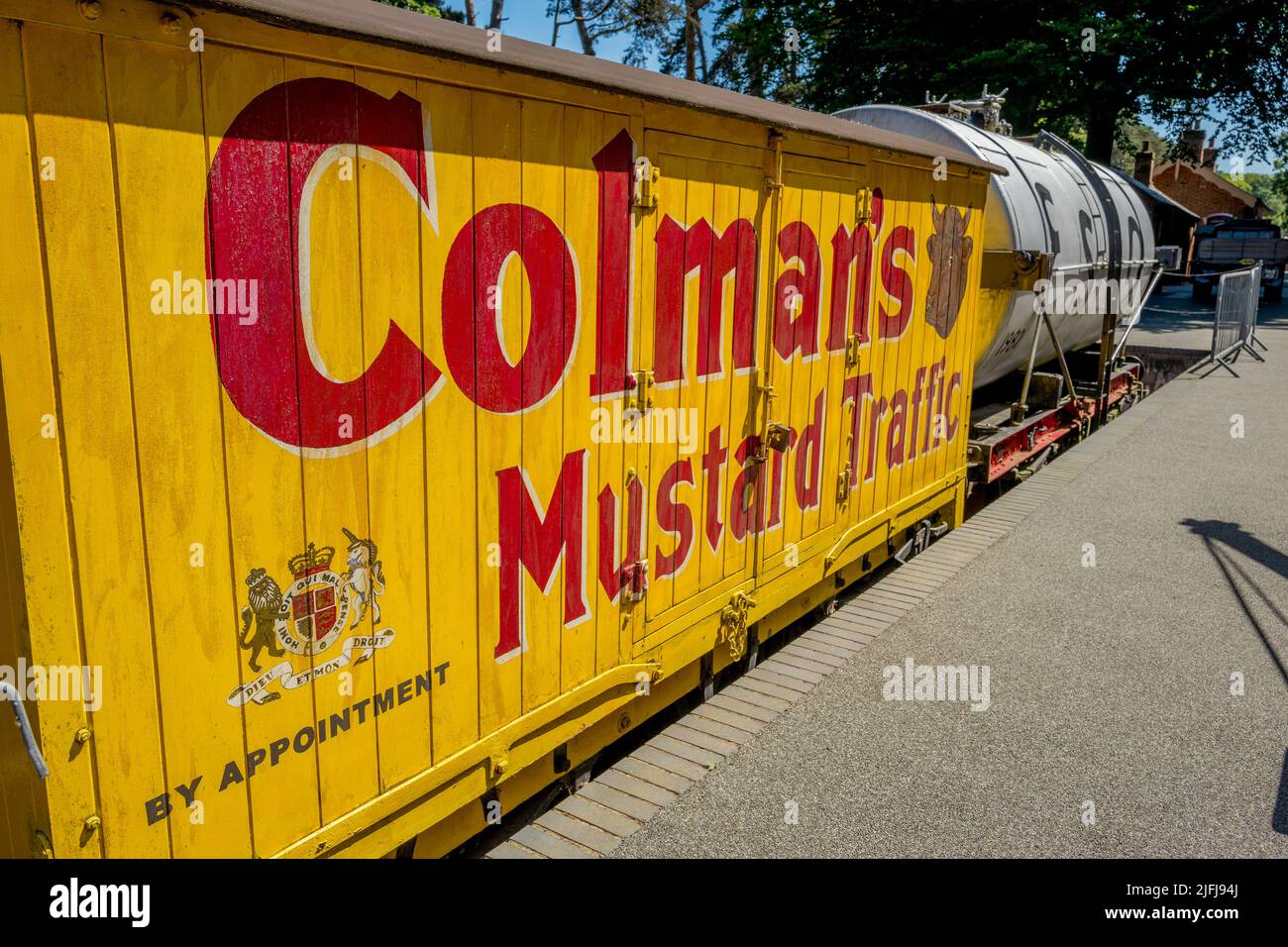 Colmans Senfwagen in seiner markanten gelben Verpackung und dem Bullkopf-Logo. Stockfoto