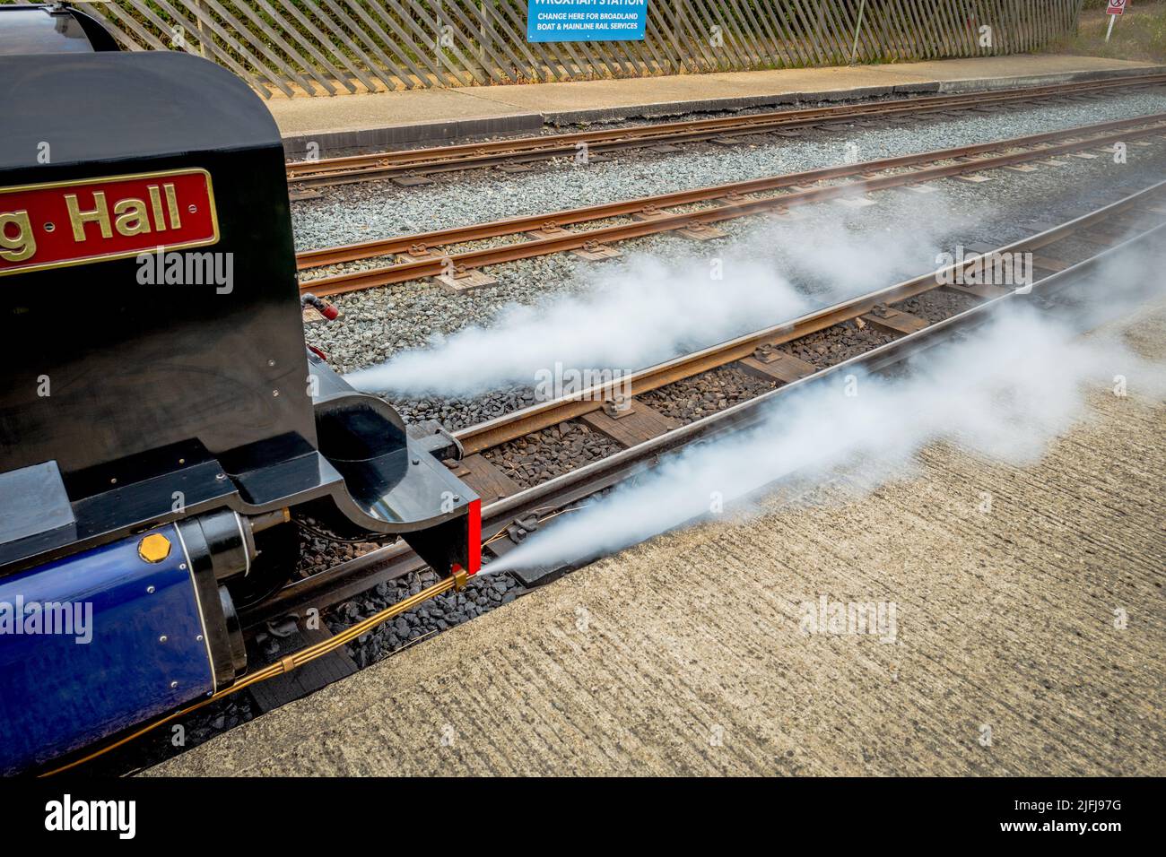 Dampflokomotive Nr. 6, Blinkling Hall verlässt den Bahnhof Wroxham, der von der Bure Valley Railway betrieben wird. Stockfoto