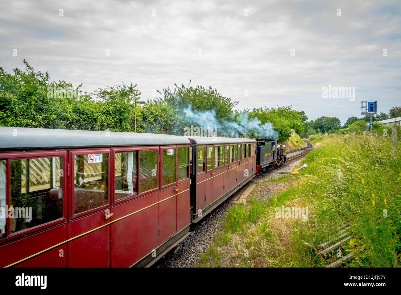 Dampflokomotive Nr. 6, Blinkling Hall verlässt den Bahnhof Wroxham, der von der Bure Valley Railway betrieben wird. Stockfoto