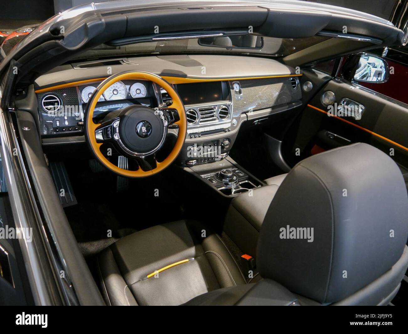 Der Innenraum eines Rolls-Royce Dawn Luxus-Cabriolets Stockfoto