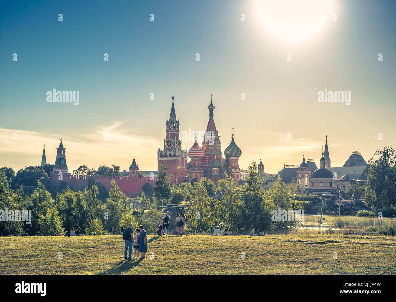Moskau - 28. Jun 2022: Menschen ruhen im Zaryadye Park in Moskau, Russland. Dieser schöne Ort ist Touristenattraktion von Moskau. Sonniger Blick auf St. Basil Cathedr Stockfoto