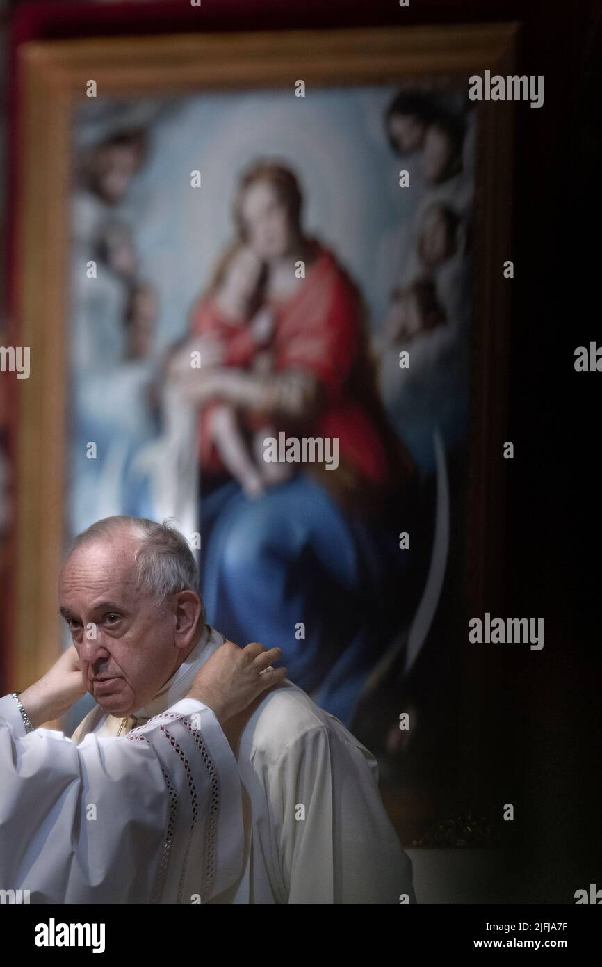 Vatikanstadt, Vatikan. 3. Juli 2022. Papst Franziskus kommt, um eine heilige Messe für die kongolesische Gemeinschaft in Rom im Petersdom zu feiern. Quelle: Maria Grazia Picciarella/Alamy Live News Stockfoto