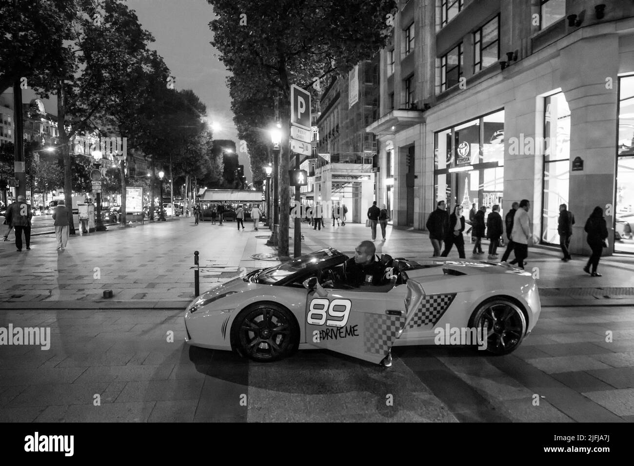 14-05-2016 Paris. Sportwagen (Cabrio) auf den Champs Elysees in Paris. Vielleicht ein Lamborghini Stockfoto