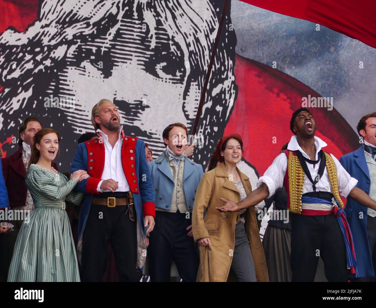 Die Besetzung von Les Miserables tritt live am 2022. Juni im West End auf Stockfoto