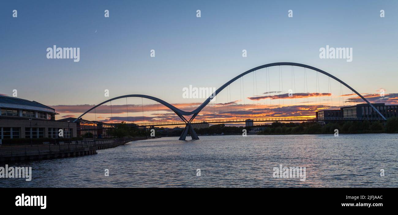 Sonnenuntergang auf der Infinity Bridge, Stockton-on-Tees, England, Großbritannien Stockfoto