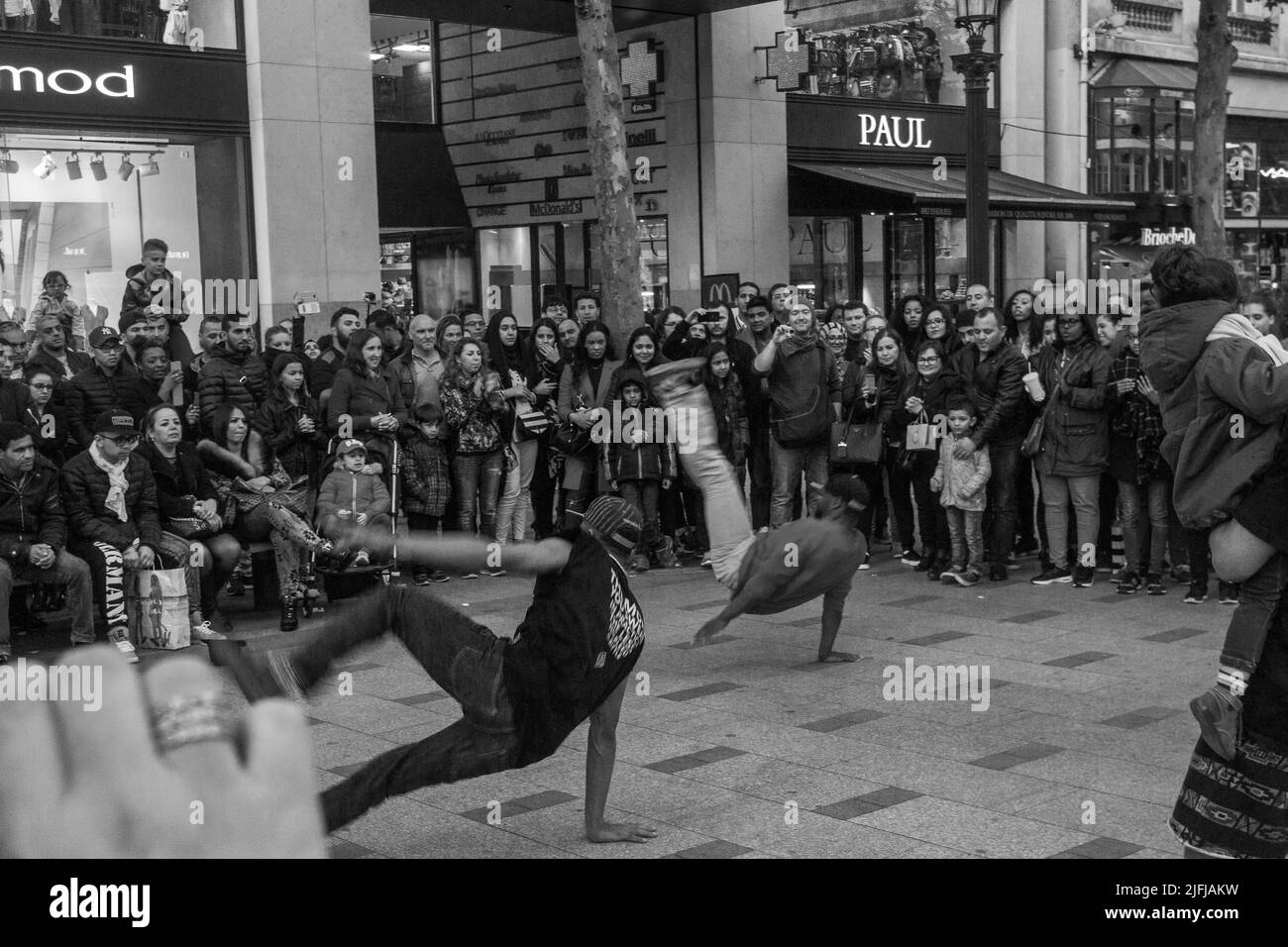 05-14-2016 Paris. Akrobaten auf der Champs Elysees - Menschenmassen beobachten Stockfoto