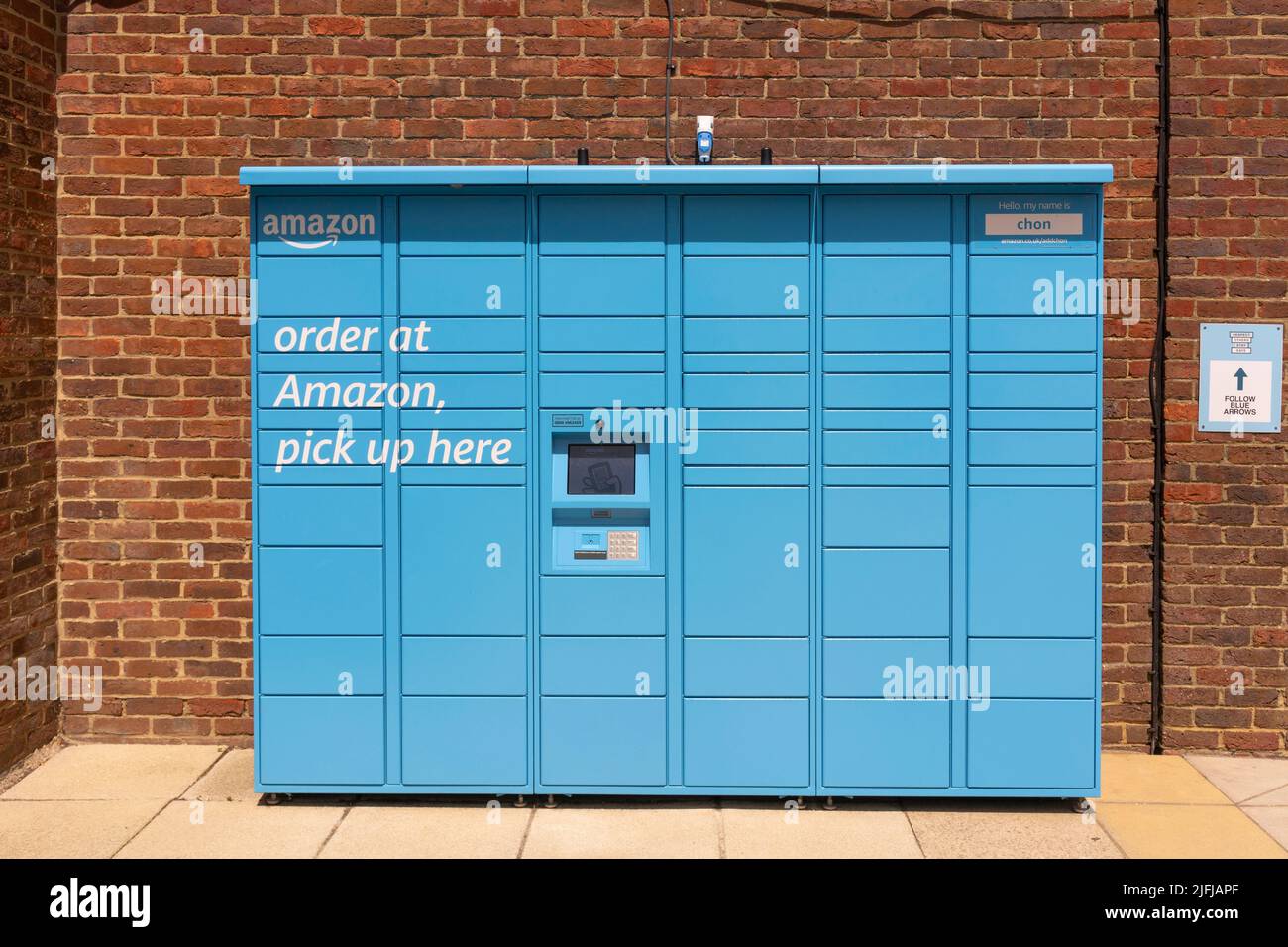 Blue Amazon Hub Schließfächer, die Amazon-Kunden zum Abrufen sicherer Lieferungen im Chineham-Einkaufszentrum, Basingstoke, England, Großbritannien, zur Verfügung gestellt haben Stockfoto