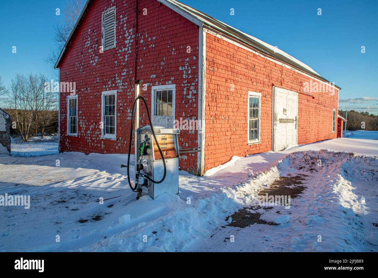 Eine alte rote Scheune auf dem Gelände der ehemaligen Fernald School in Templeton, Massachusetts Stockfoto