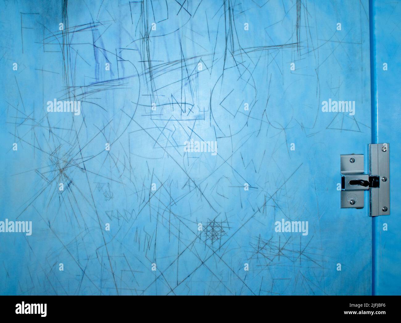 Graffiti auf einer Türoberfläche in einem Toilettenstand Stockfoto