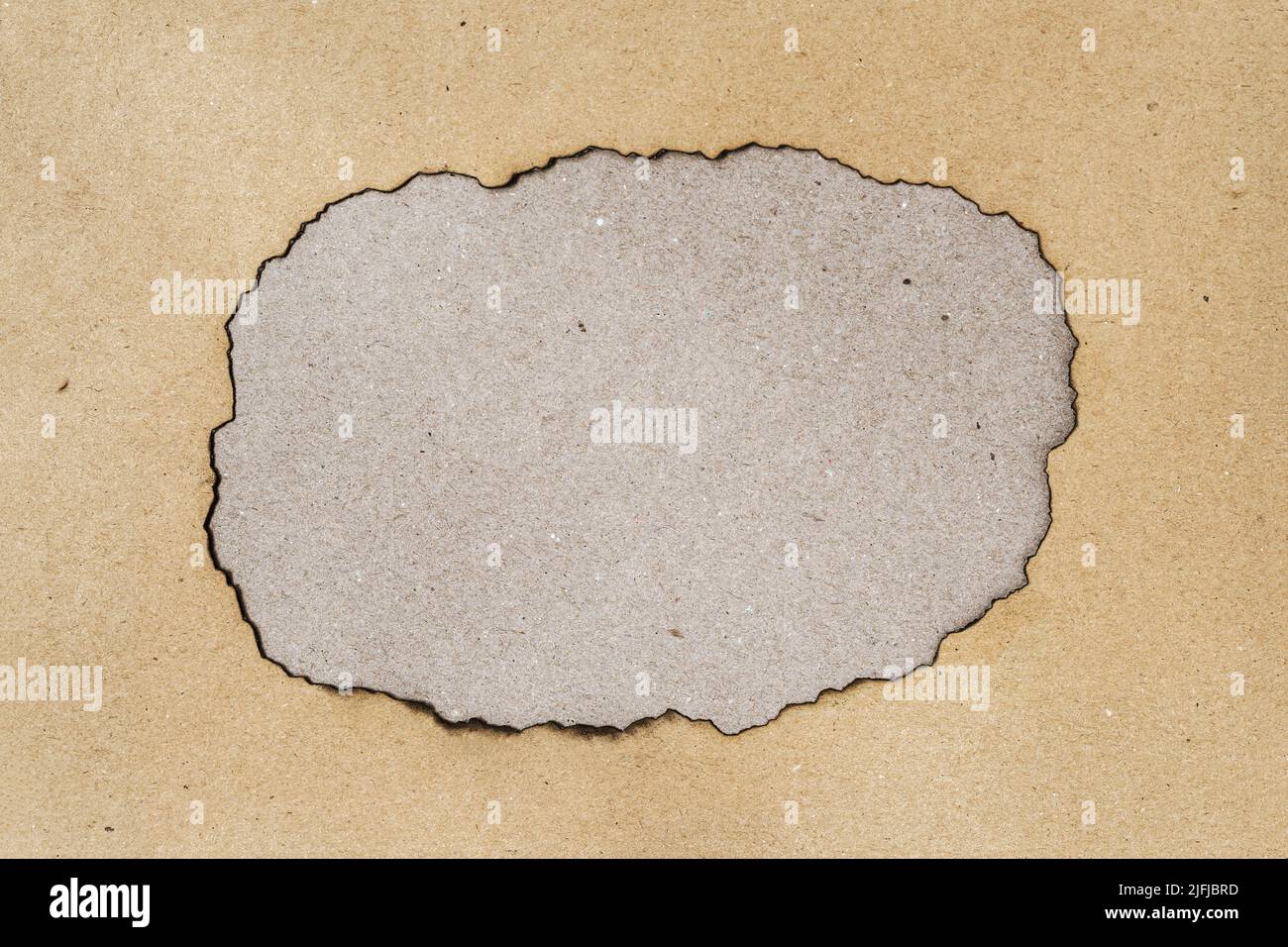 Kraftpapier mit verbrannten Rahmenkanten, natürlicher Hintergrund. Speicherplatz kopieren Stockfoto