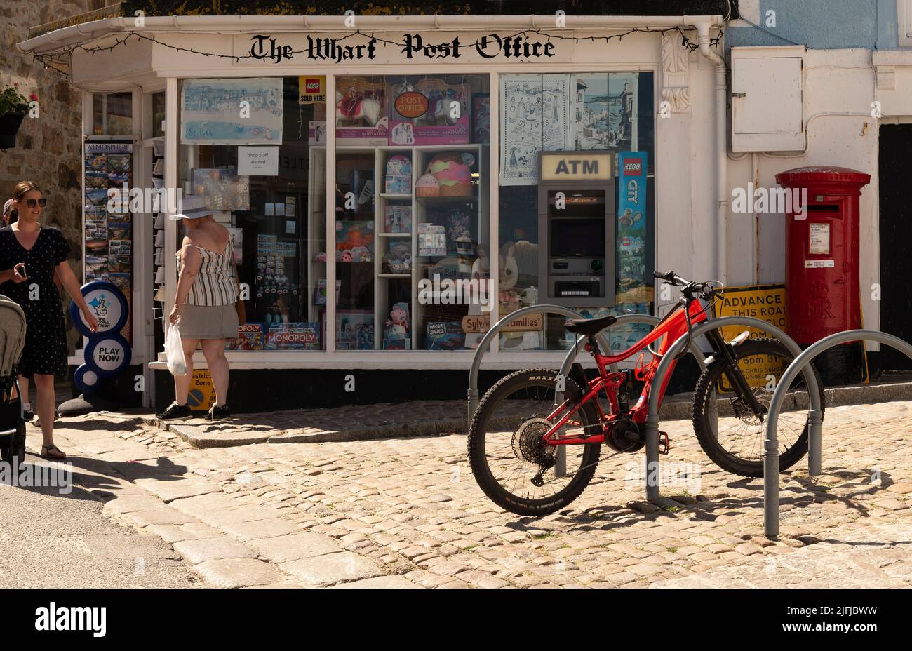 Die alte Post mit rotem Fahrrad und Briefkasten Stockfoto