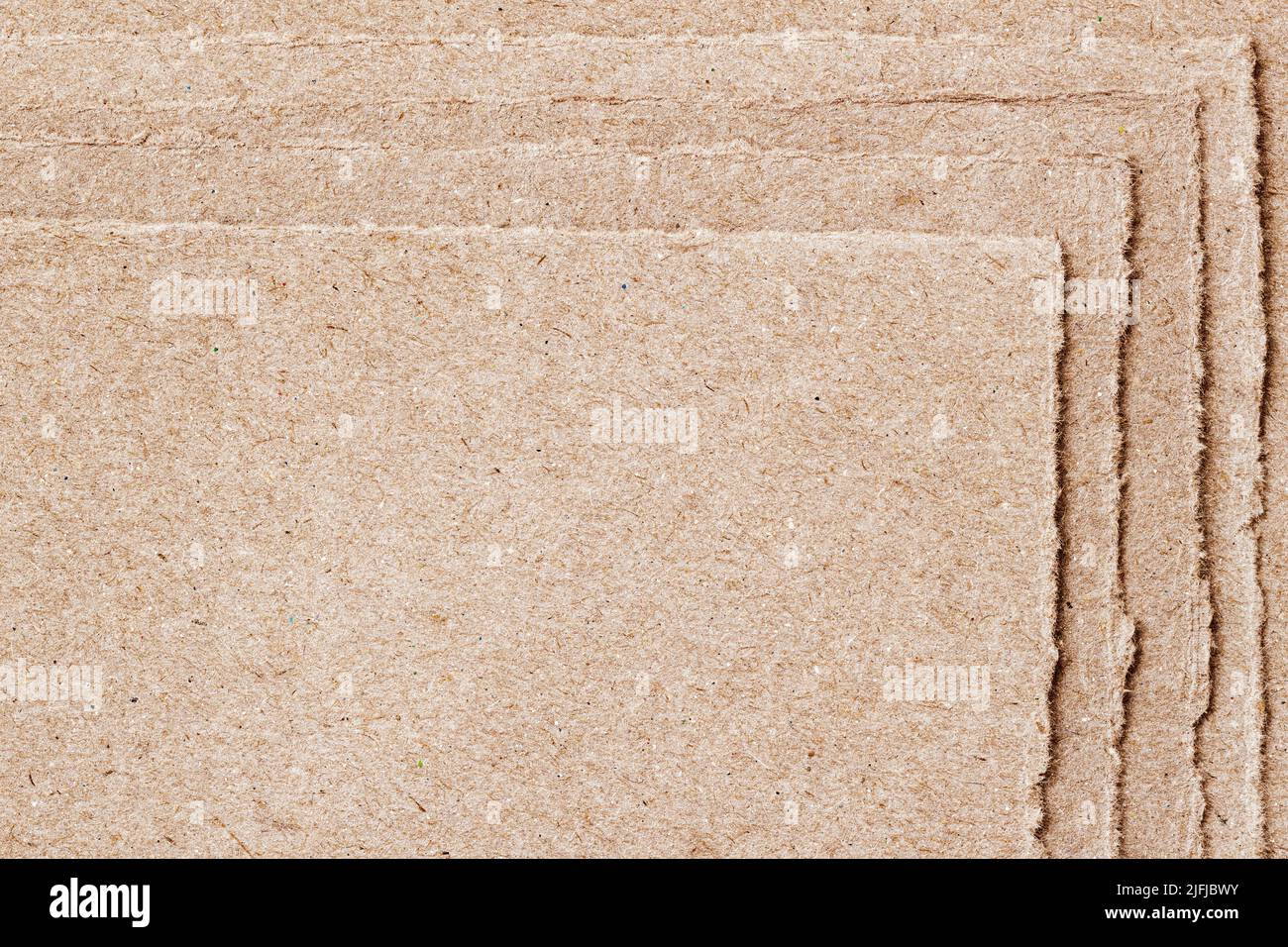 Mehrere zerrissene Stücke Kraftpapier, natürlicher Hintergrund, Kopierraum Stockfoto