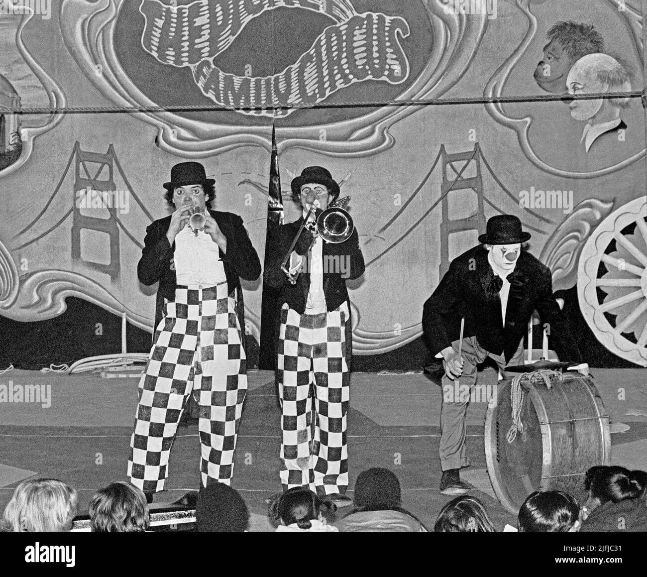 Pickle Family Circus Clowns treten für Kinder auf, im San Francisco City Hall, Kalifornien, Februar 1979 Stockfoto