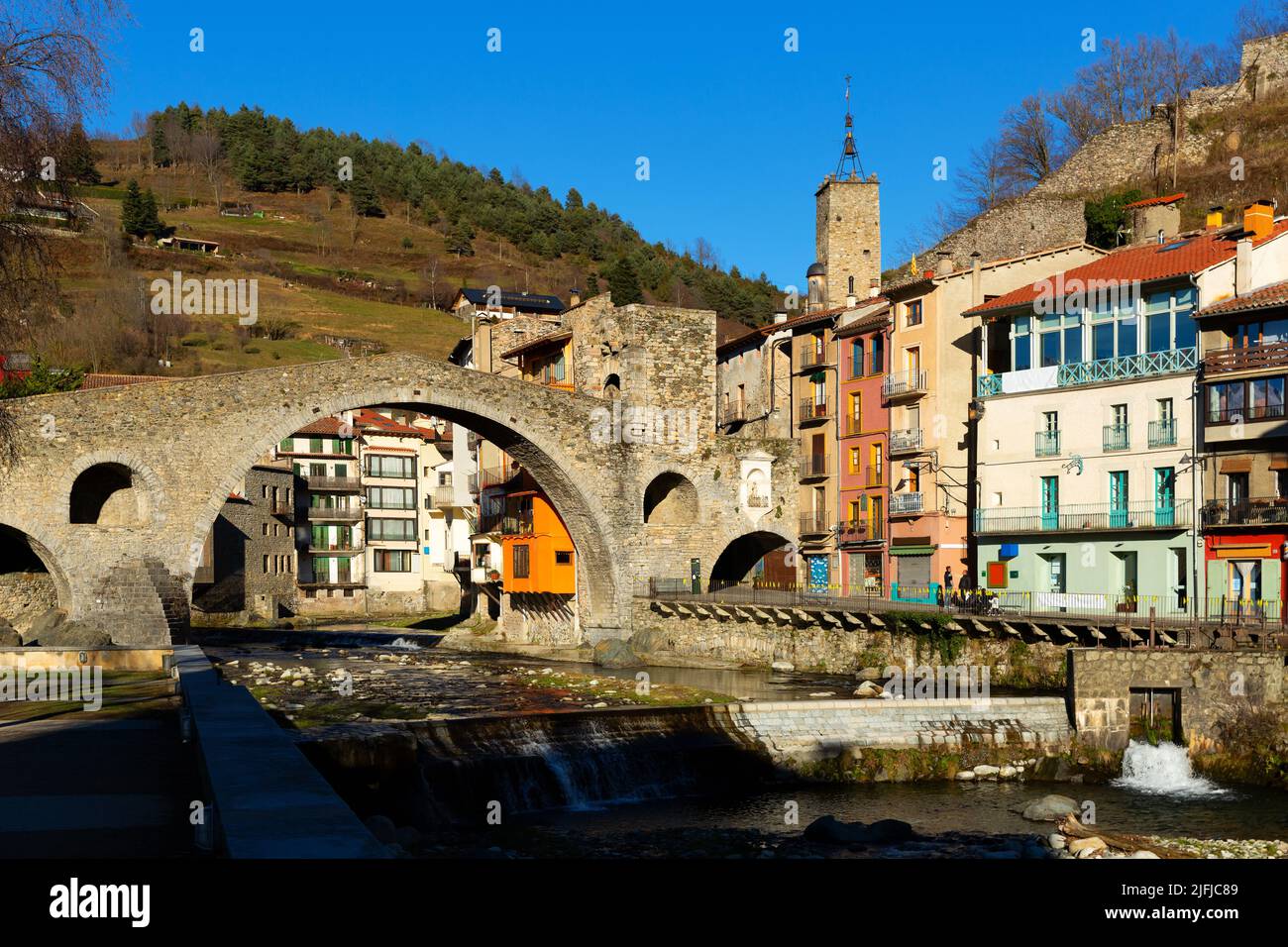 Blick auf die Brücke in der Stadt Camprodon in den Pyrenäen Stockfoto