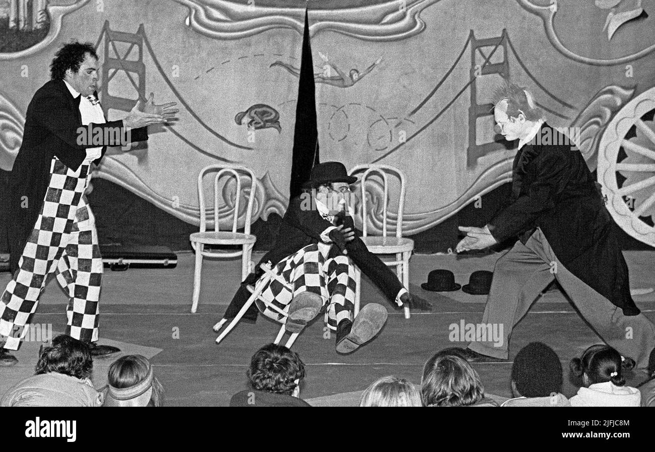 Pickle Family Circus Clowns treten für Kinder auf, im San Francisco City Hall, Kalifornien, Februar 1979 Stockfoto
