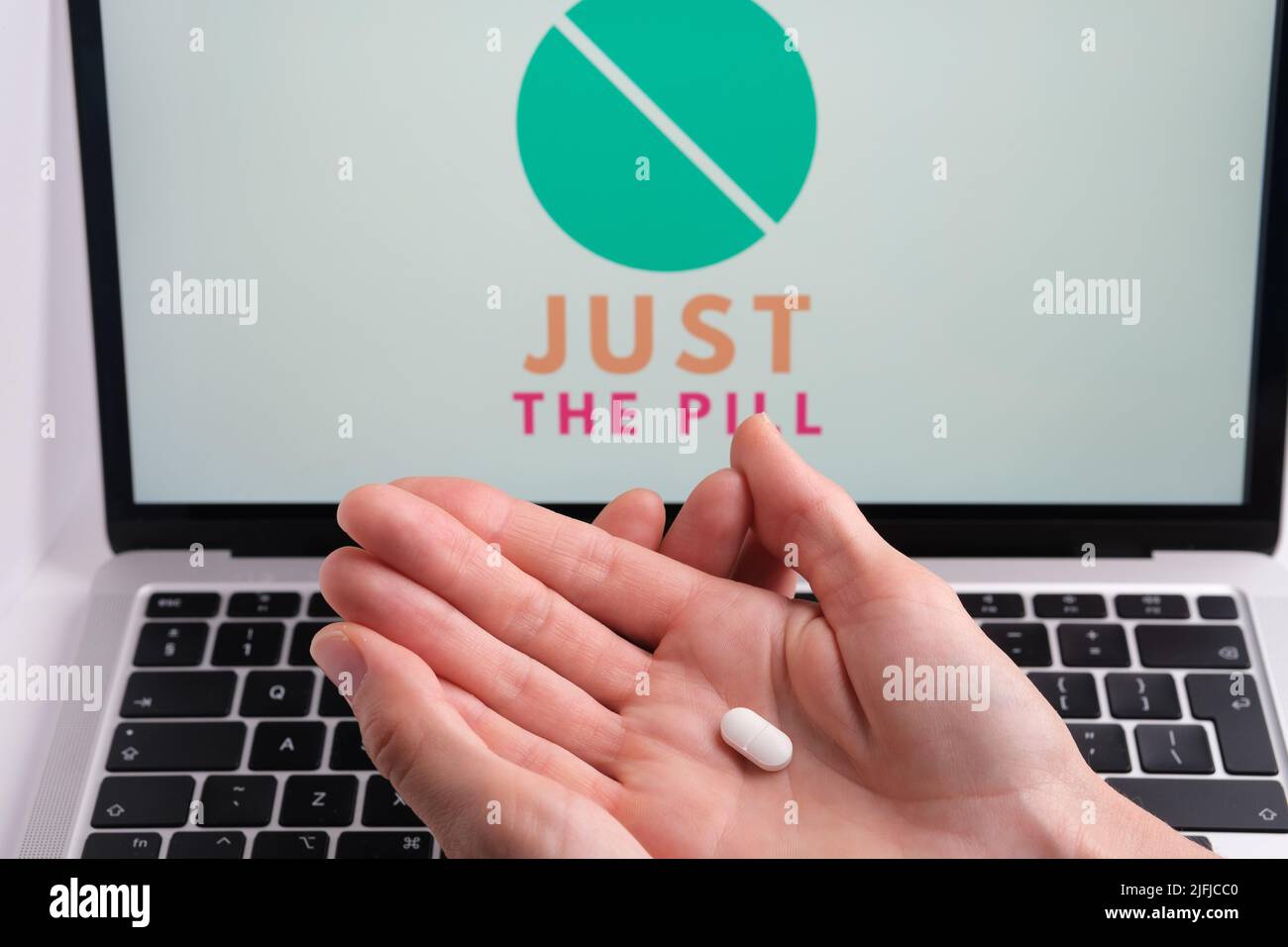 Weiße Pillen und NUR DAS PILLE Firmenlogo auf einem verschwommenen Hintergrund. Konzept für die Online-Plattform für telemedizinische Abtreibungen. Stafford, Großbritannien, Juli 3, Stockfoto
