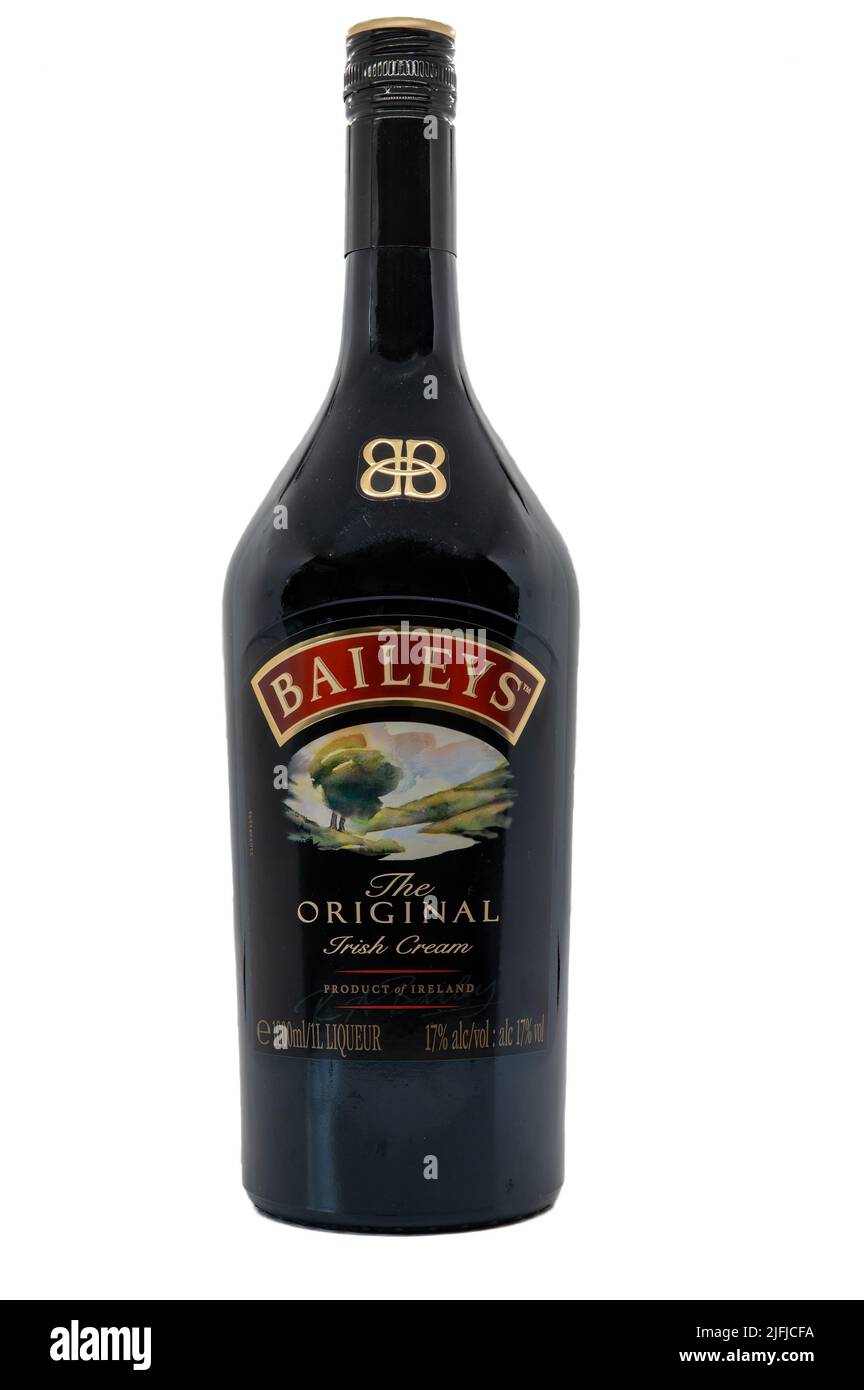 CHESTER, GROSSBRITANNIEN, 03.. JULI 2022: Flasche Baileys Irish Cream auf weißem Grund Stockfoto