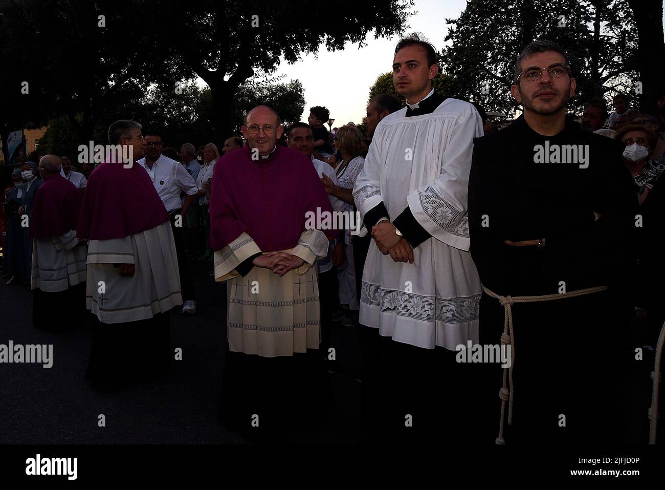 Miera, Italien. 02.. Juli 2022. Mitglieder des Klerus gesehen während der Prozession. Die Feierlichkeiten der Ausgabe 633. des traditionellen religiösen Festivals der Stadt Mdera zu Ehren von Maria Santissima della Bruna fanden nach zwei Jahren Blockade aufgrund des Coronavirus COVID 19-Ausbruchs statt. Die Prozession ging durch die Straßen der Stadt. Kredit: SOPA Images Limited/Alamy Live Nachrichten Stockfoto