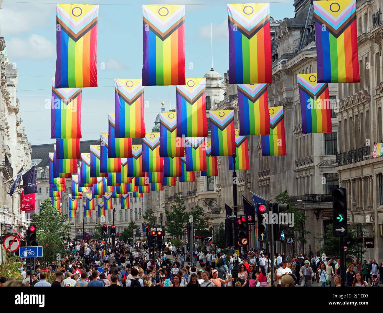 Regenbogenfahnen, die während der Parade von Pride in London 2022 über der Regent Street hängen Stockfoto