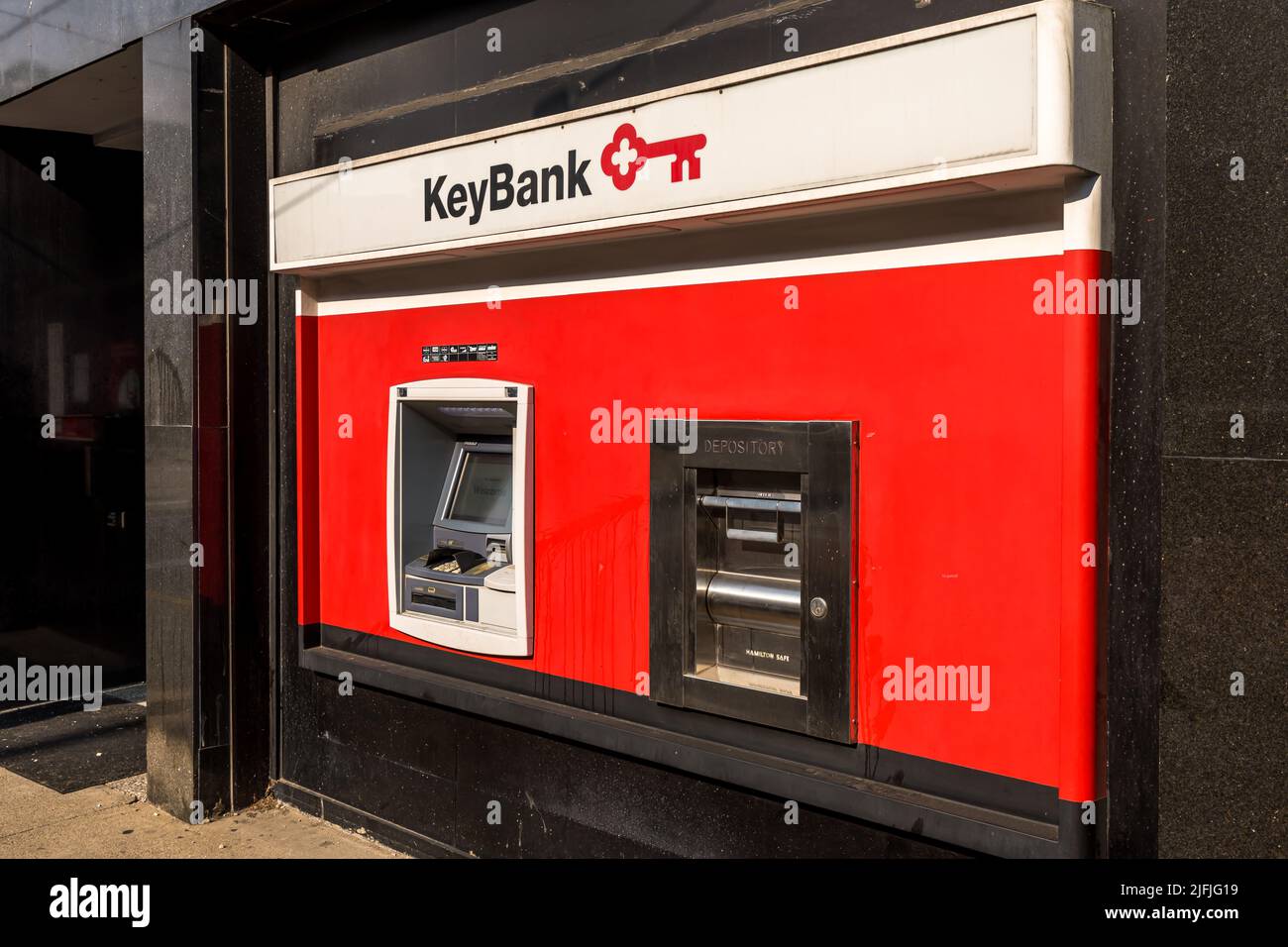 Geldautomat und Aufbewahrungsbox an der Key Bank an der Murray Avenue im Viertel Squirrel Hill in Pittsburgh, Pennsylvania, USA Stockfoto