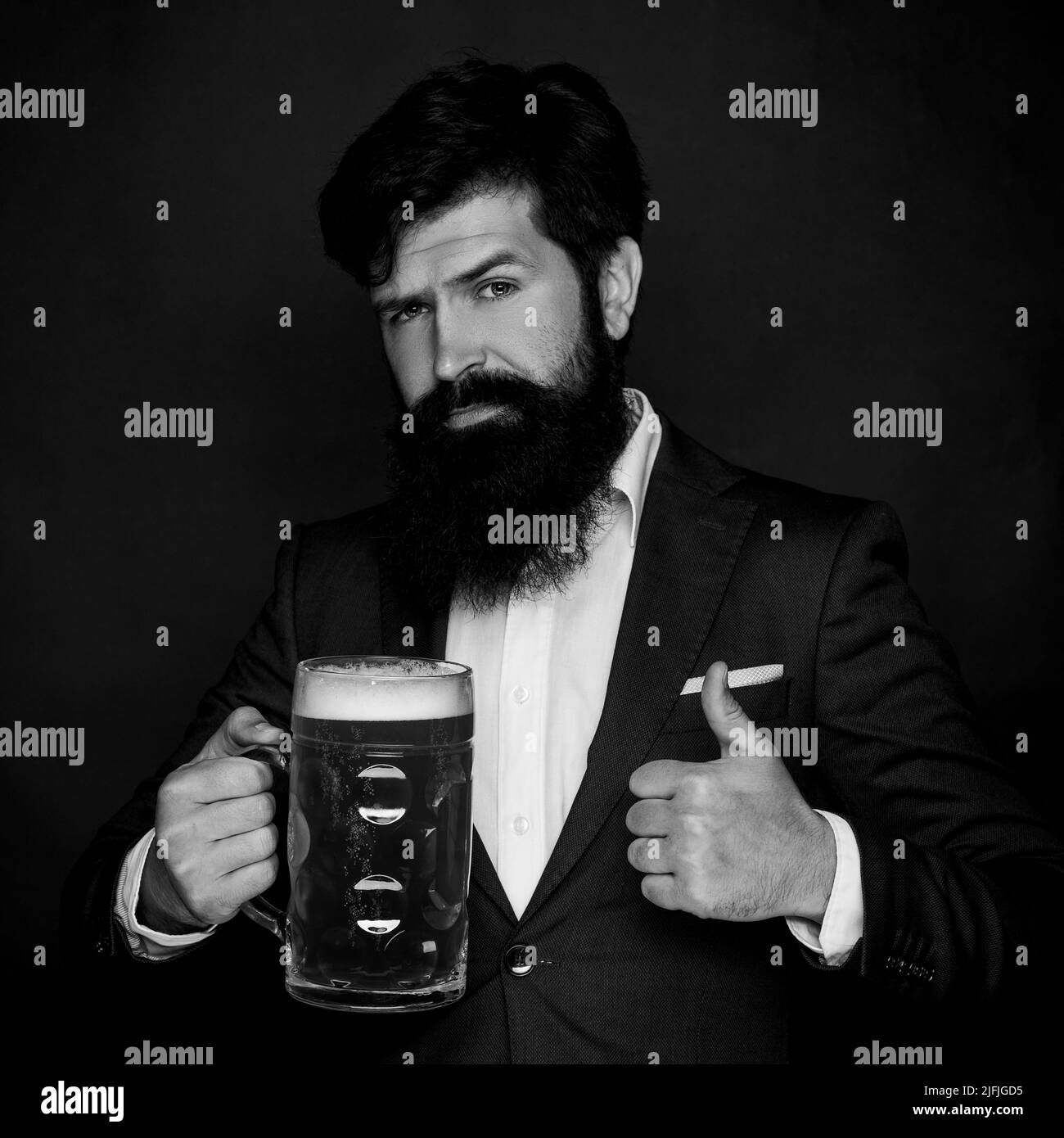 Fröhlicher Brauer. Bärtiger Mann mit einem Glas Bier. Bier in Großbritannien. Glücklicher lächelnder Mann mit Bier. Fröhlicher Brauer, der Glas mit Bier hält. Barkeeper. Alles gute Stockfoto