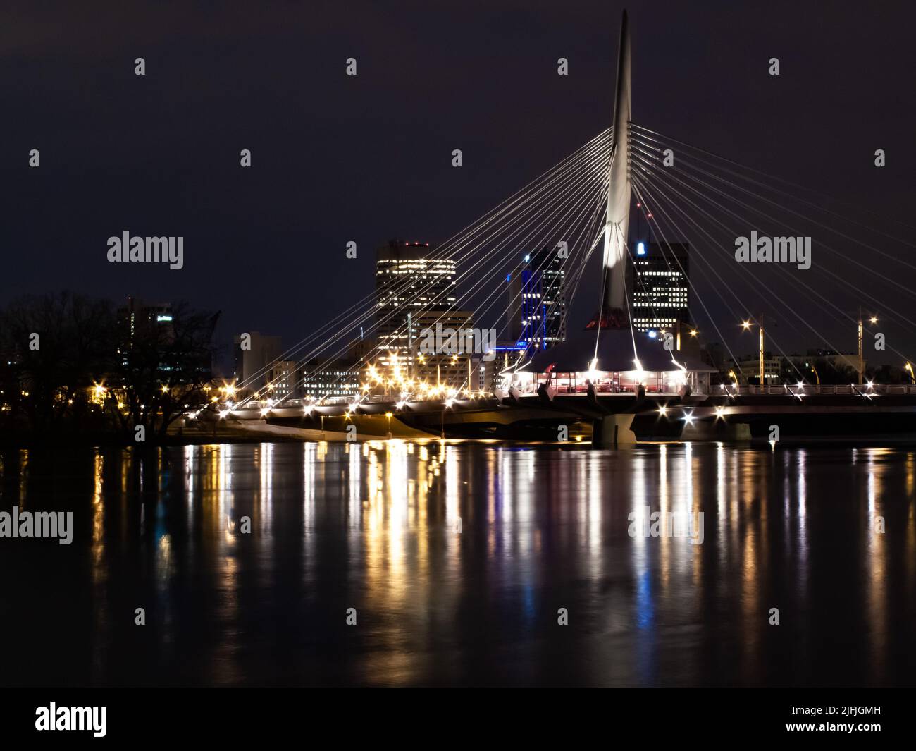 Nachtaufnahme der Esplanade Riel Fußgängerbrücke in Windnipeg Stockfoto