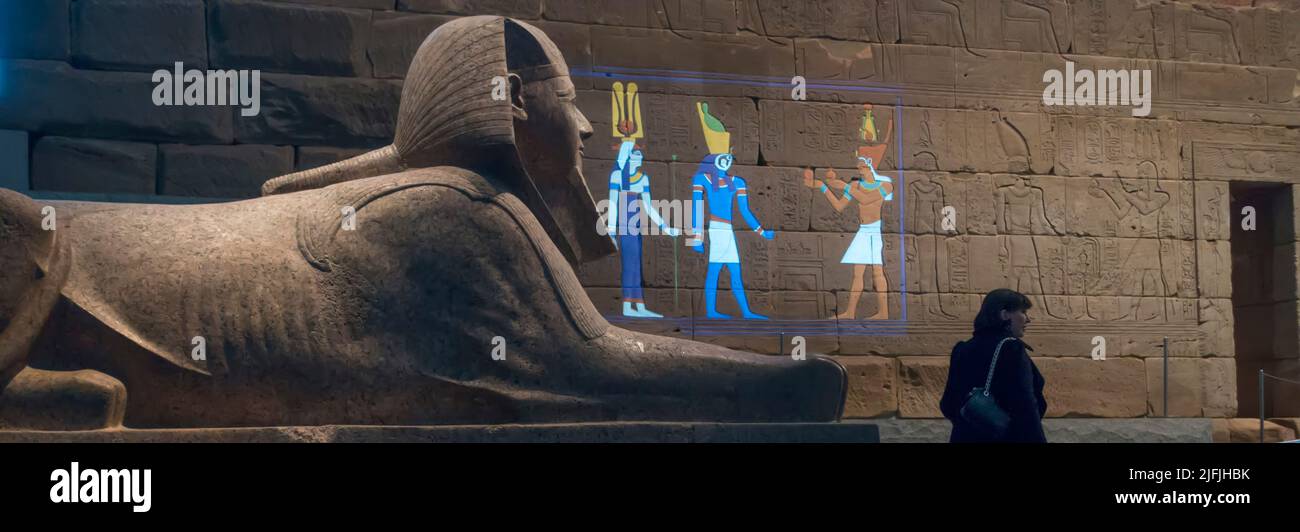 Altägyptische Shpynx-Statue und Reliefkunst mit lehrreichen Projektionen in Originalfarben im Metropolitan Museum of Art (MET) Stockfoto