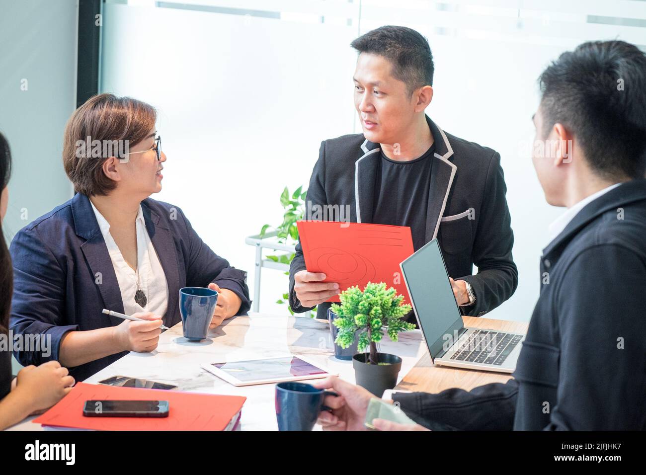 Geschäftskollegen arbeiten im Team an Meetings im Büro. Stockfoto