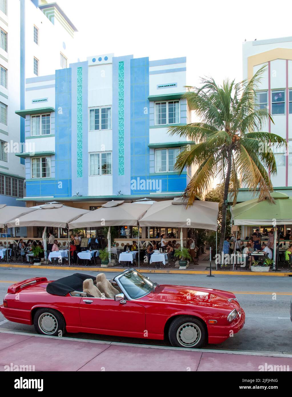 Rotes Sportkonvertible, geparkt in South Beach, Miami, Florida, USA Stockfoto