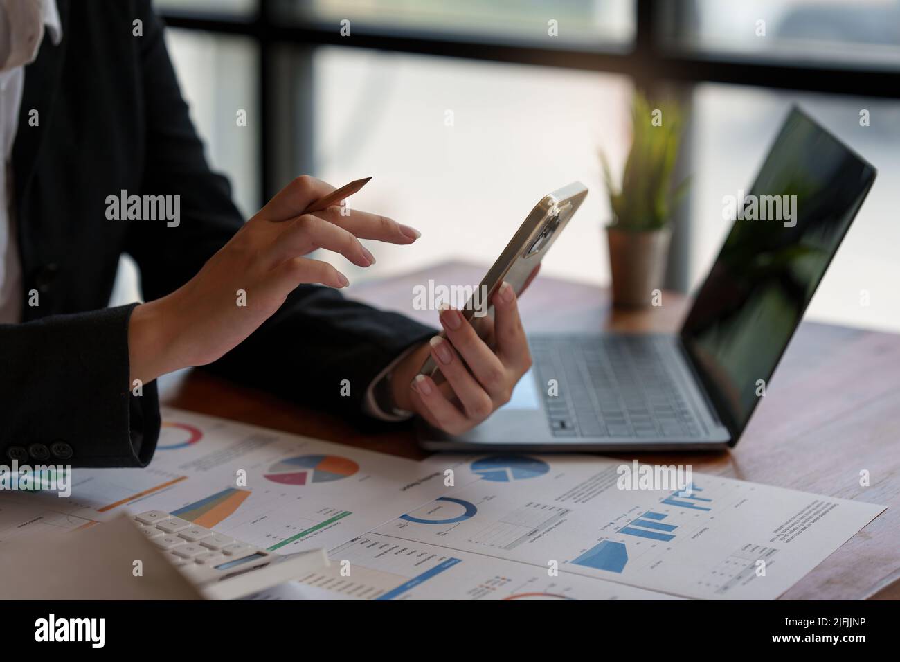 Junge Geschäftsfrau vervollständigt KYC mit einem Online-Banking-Programm, um ein digitales Sparkonto zu eröffnen. Die Definition von Cyber-Sicherheit. Stockfoto