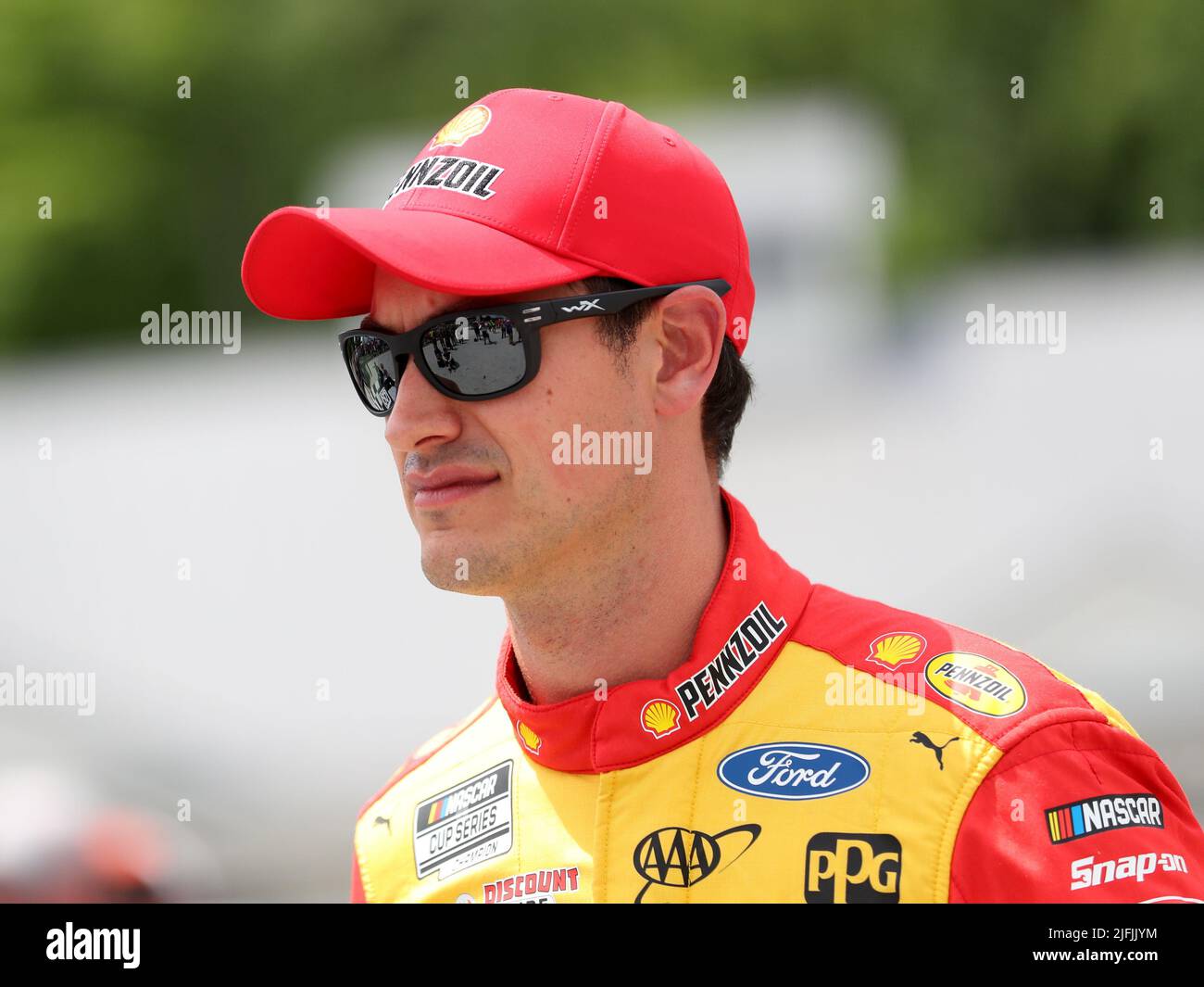 Plymouth, Wisconsin, USA. 3.. Juli 2022. Joey Logano, Fahrer des #22 Shell Pennzoil Ford, schaut vor der NASCar Cup Series Kwik Trip 250 bei Road America am 03. Juli 2022 in Plymouth, Wisconsin. Ricky Bassman/Cal Sport Media/Alamy Live News Stockfoto